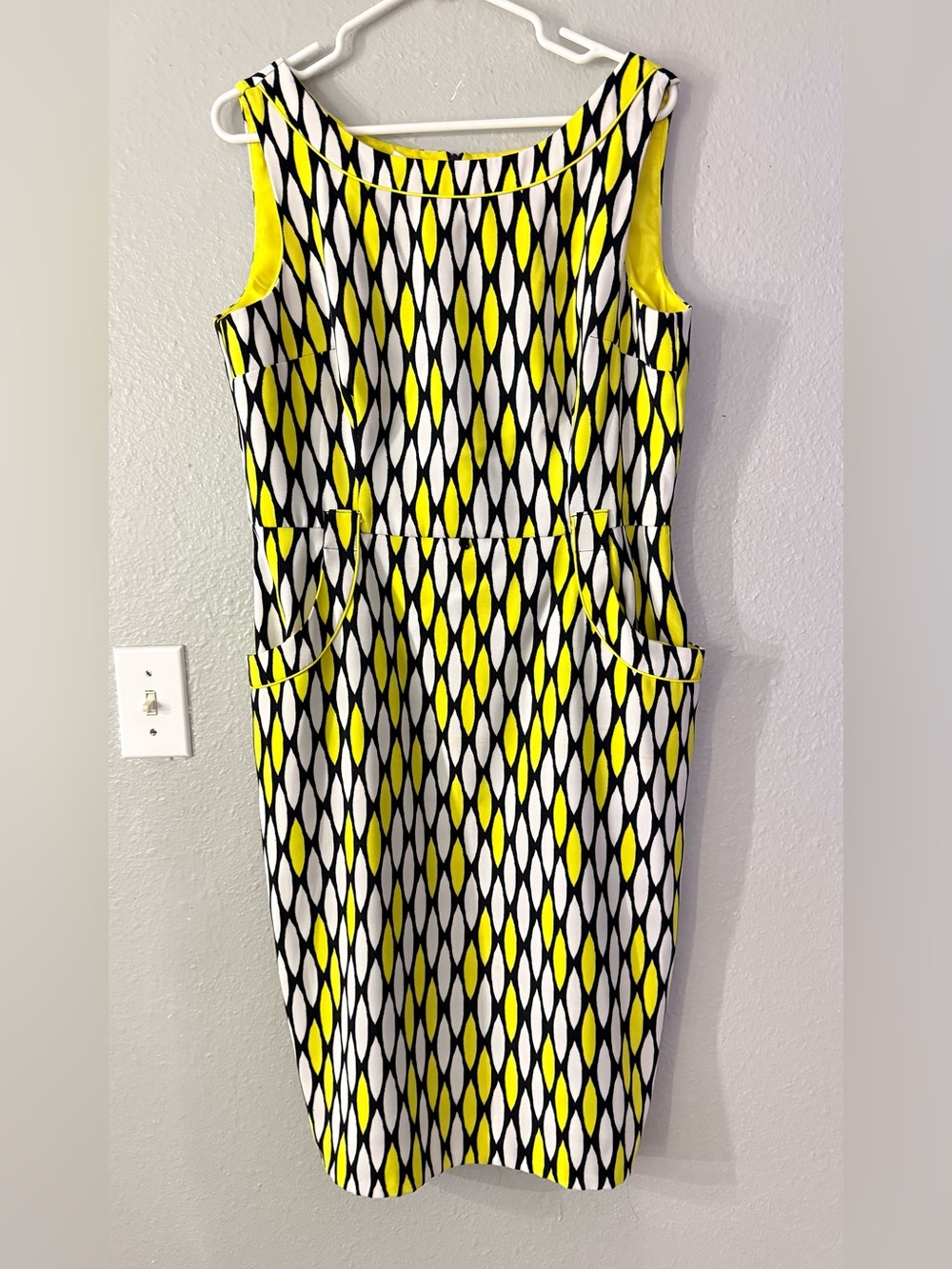 London Times Sleeveless Geometric Midi Dress in Yellow, Black & White